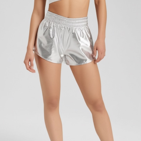 Silver short shorts with pockets - Picture 2 of 4